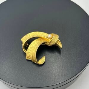 BSK Vintage Gold Tone Faux Pearl Leaf Brooch 1950s Mid Century Faux Pearl Brooch